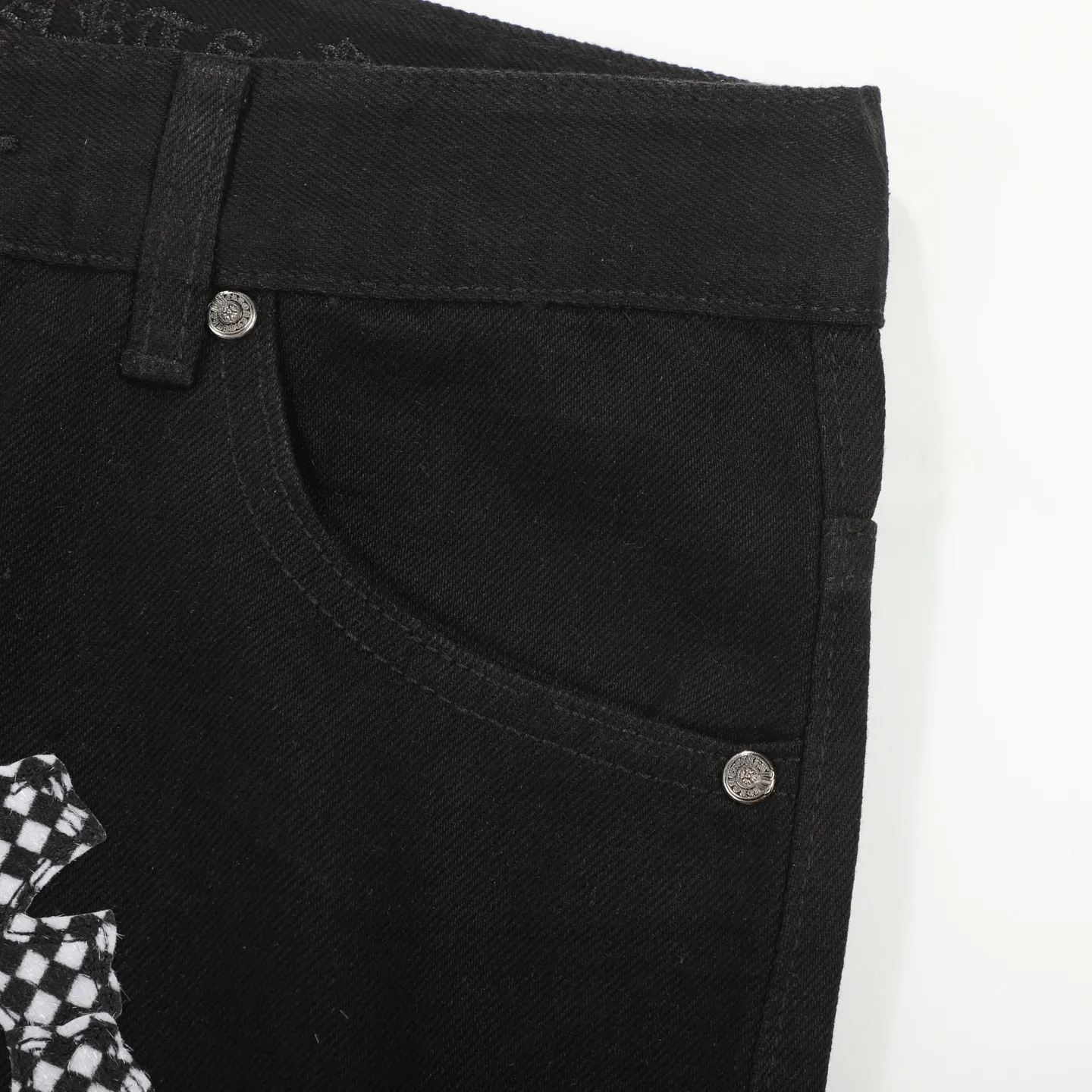 P280 Chrome Hearts ch Chrome Hearts Cherry Blossom Pink Checkerboard Cross Patch Leather Jeans, Original 5W+ It is well known that chromehearts jeans use vintage Levis jeans as the base for creation. They usually add their own unique silver buckles and silver ornaments, plus leather embellishments. This is the reason why the value of these vintage jeans doubles. Because the base is vintage jeans, the jeans themselves have been very soft and comfortable after years of baptism. This can be distinguished from ordinary jeans. Regarding the size, you should also refer to the pants data. Size: 28 30 32 34 (corresponds to S-XL) Size chart: 28 Waist 76 Pants length 104 Hips 102 30 Waist 80 Pants length 105 Hips 106 32 Waist 84 Pants length 106 Hips 110 34 Waist 88 Pants length 107 Hips 114
